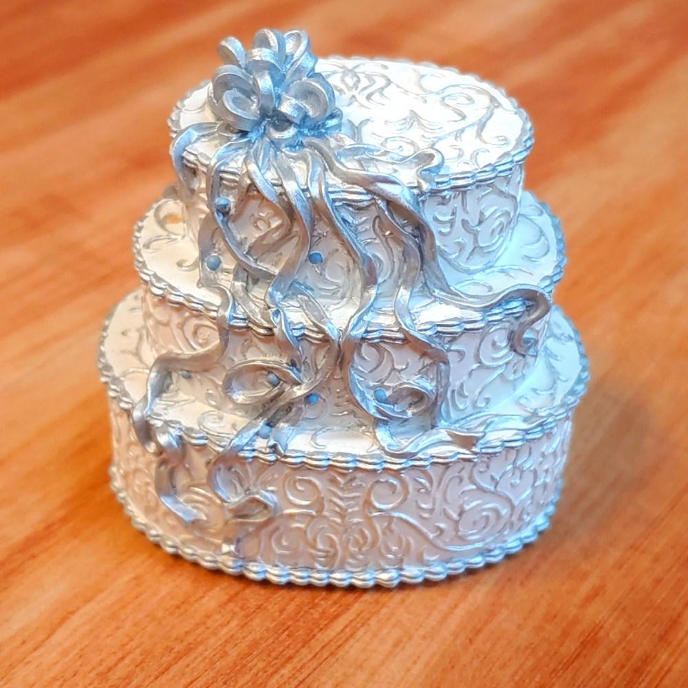 Enesco Resin Cake Silver Anniversary